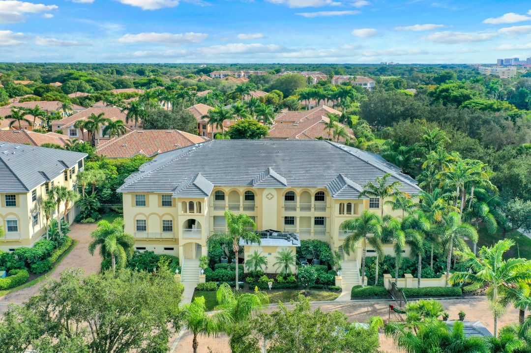 700 Bentwater Cir #103, Naples, FL 34108