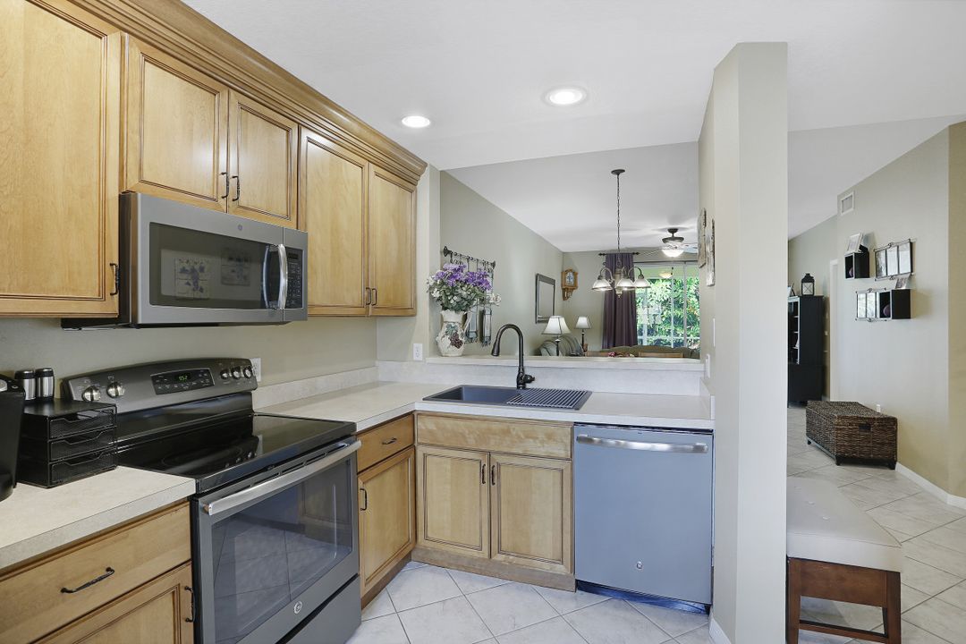 6645 Huntington Lakes Cir #104, Naples, FL 34119