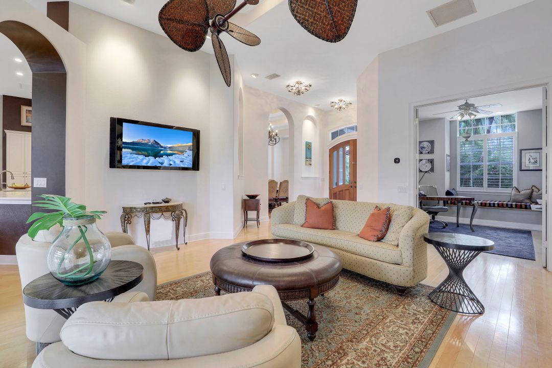 9925 Clear Lake Cir, Naples, FL 34109