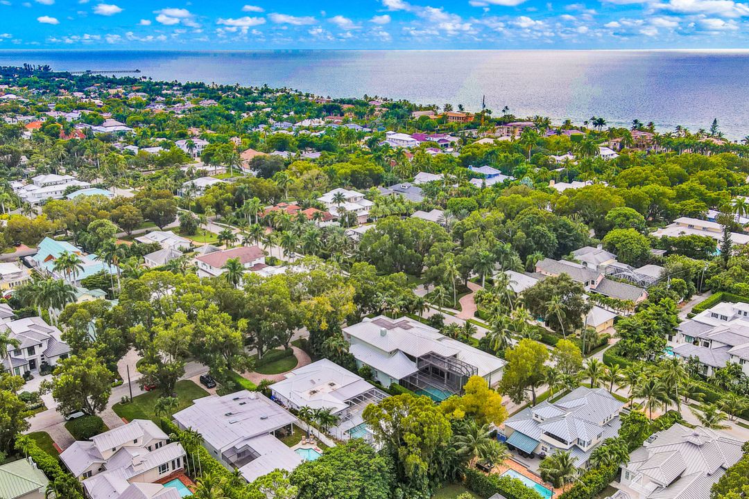 349 2nd Ave N, Naples, FL 34102