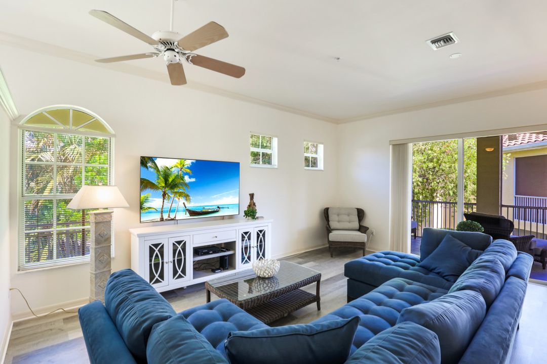 600 Lambiance Cir, Naples, FL 34108