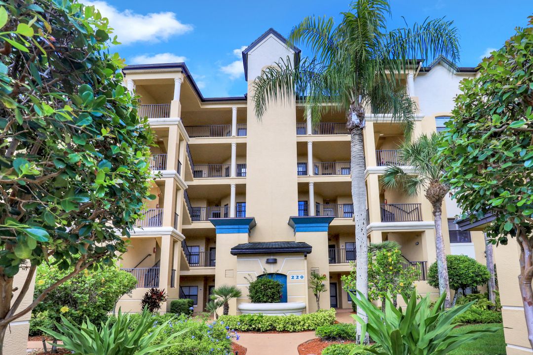 220 Vintage Cir #205, Naples, FL 34119