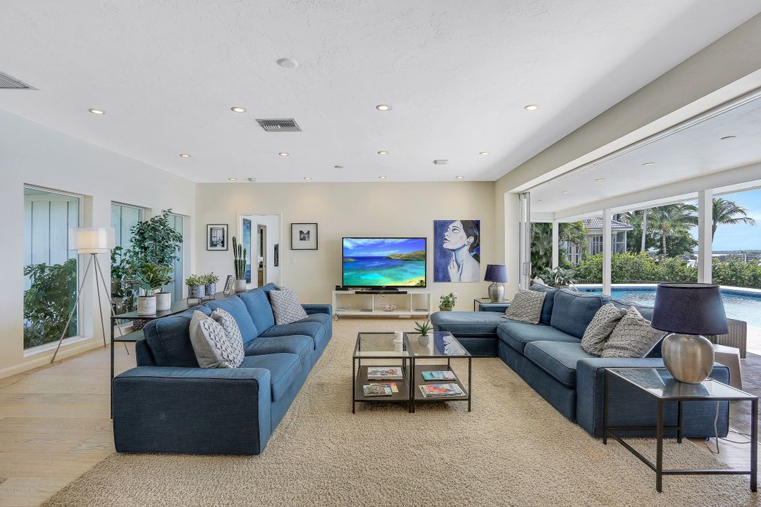 1028 W Inlet Dr, Marco Island, FL 34145