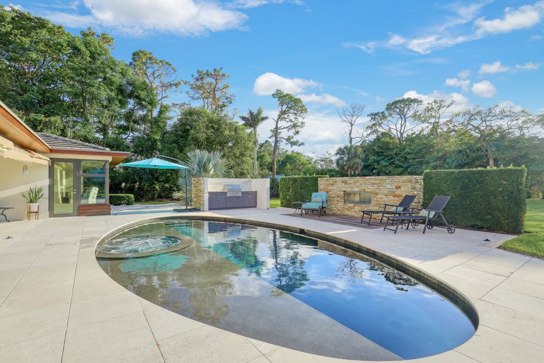 615 Carica Rd, Naples, FL 34108