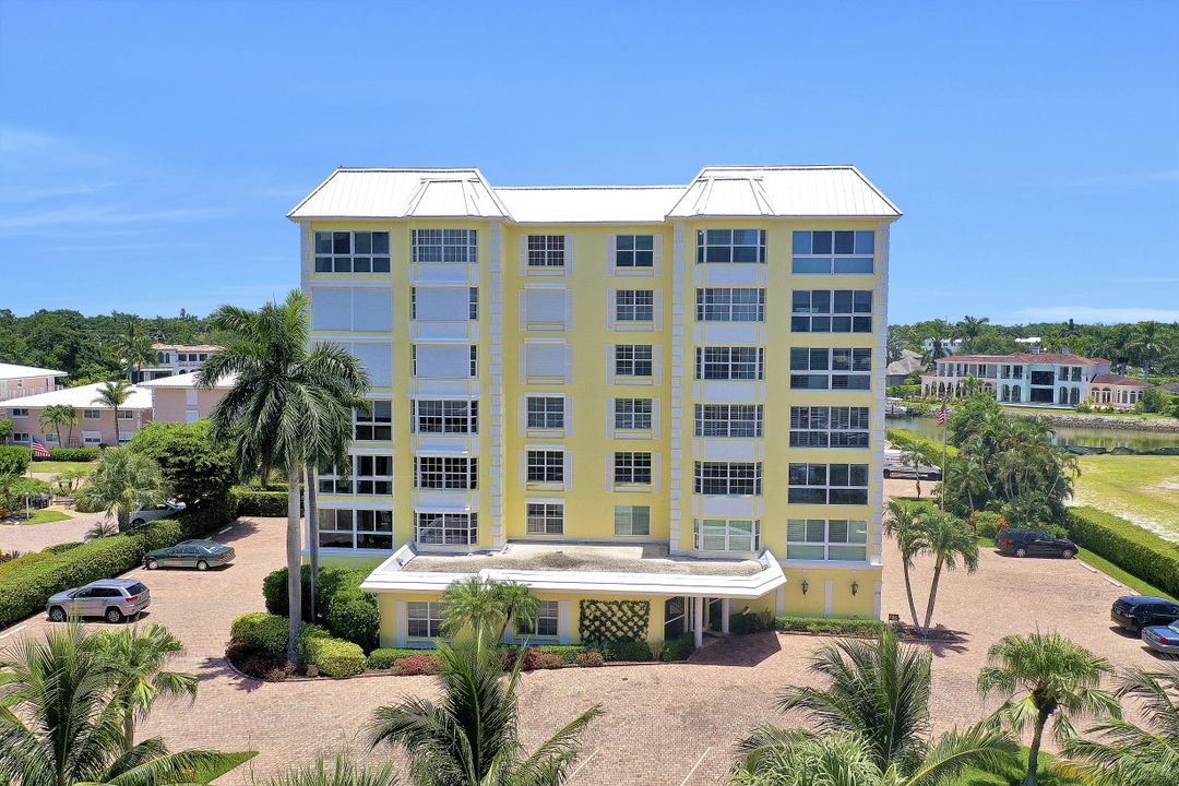 1900 Gulf Shore Blvd N #201, Naples, FL 34102