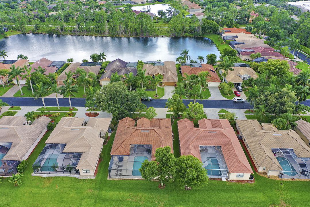 1087 Tivoli Dr, Naples, FL 34104