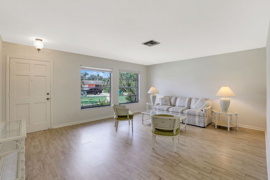 691 104th Ave N, Naples, FL 34108