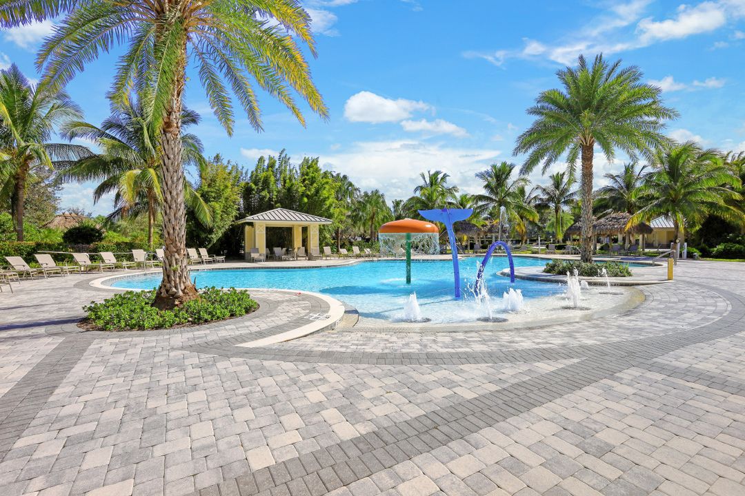 2042 Tamarron Ln, Naples, FL 34120