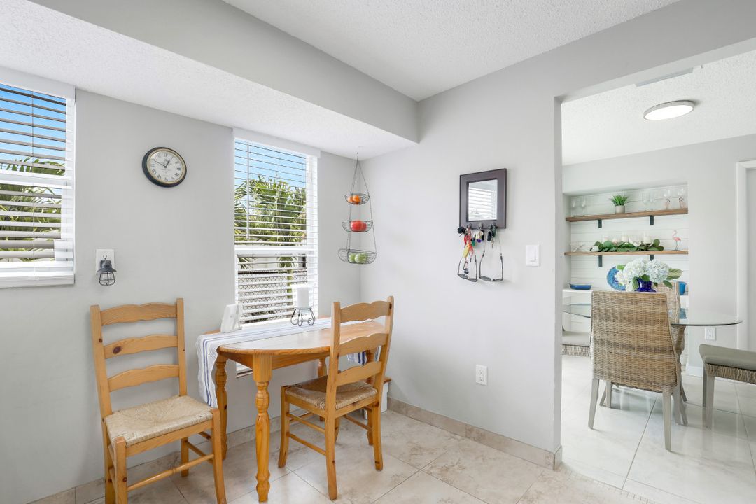 698 105th Ave N, Naples, FL 34108