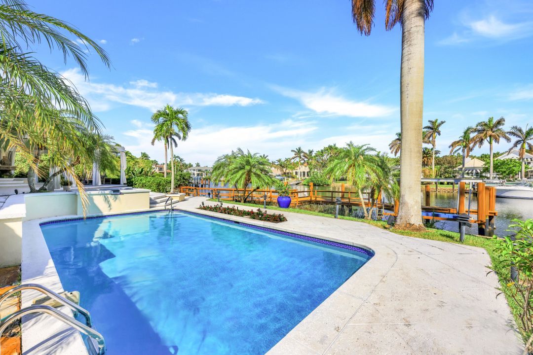 925 Spyglass Ln, Naples, FL 34102