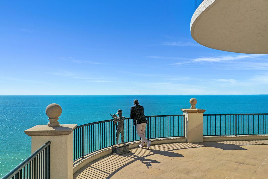 81 Seagate Dr #2001, Naples, FL 34103