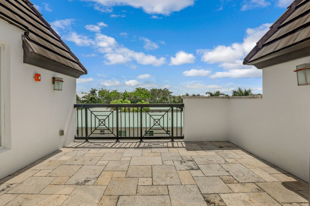 875 9th St S #PH, Naples, FL 34102