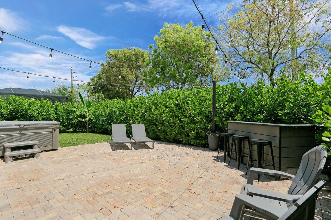 9385 Glenforest Dr, Naples, FL 34120