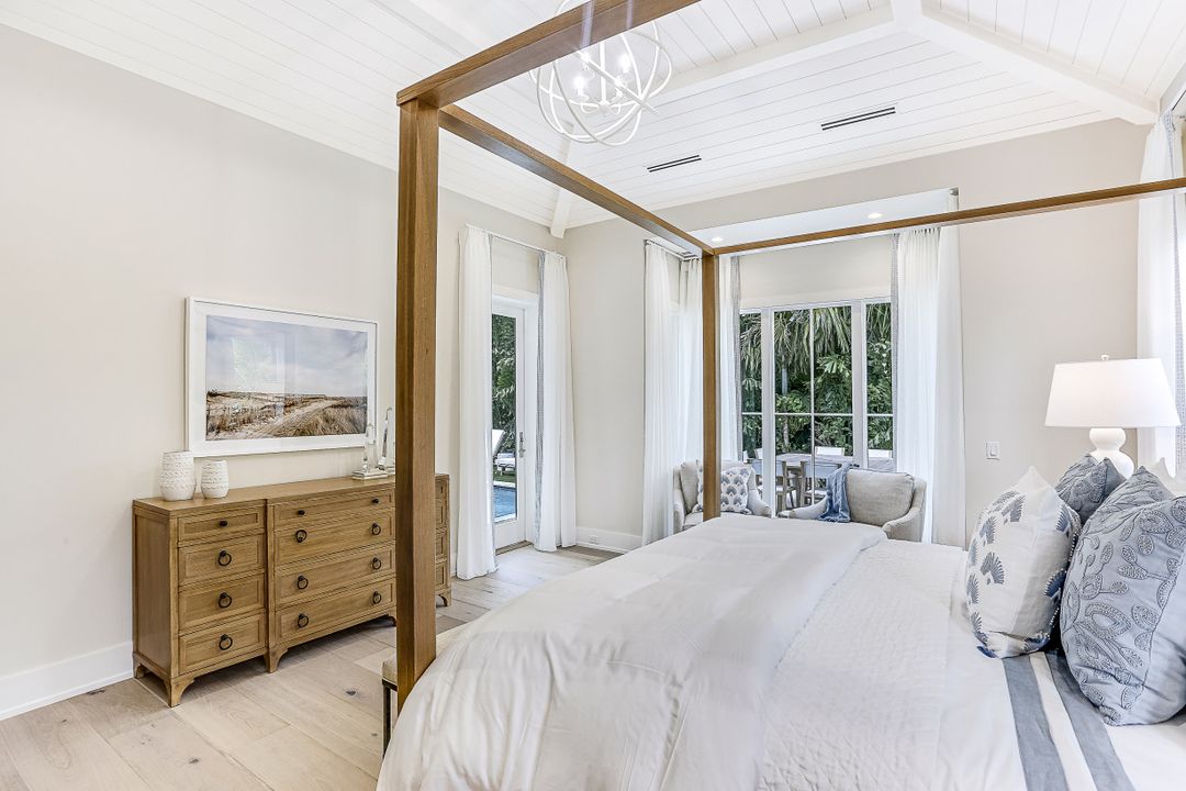 1040 2nd St S, Naples, FL 34102