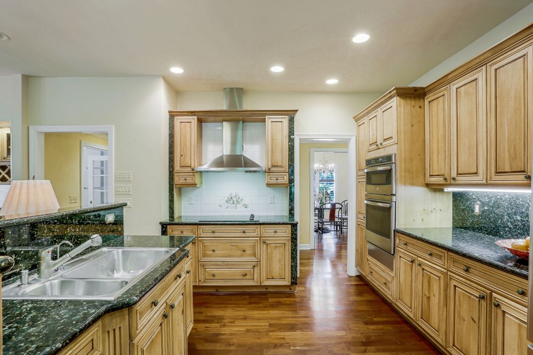 726 Bay Tree Ct, Naples, FL 34108