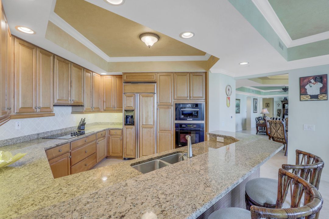 295 Grande Way #905, Naples, FL 34110