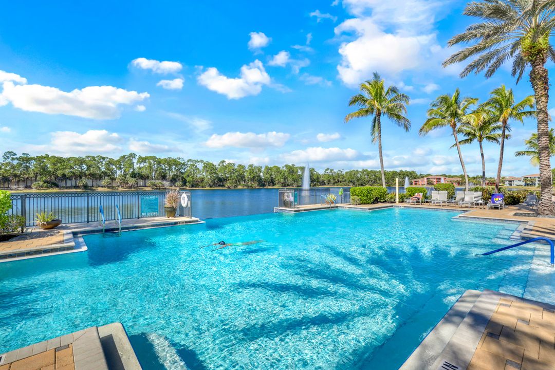 1916 Tarpon Bay Dr N, Naples, FL 34119