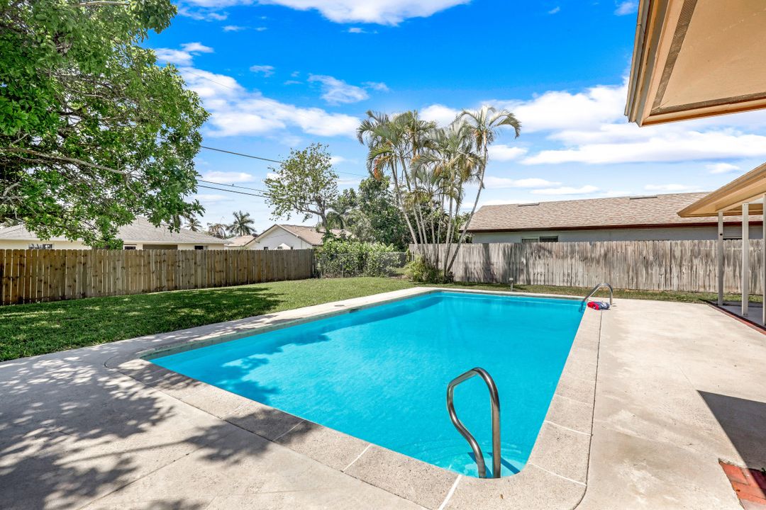 82 Johnnycake Dr, Naples, FL 34110