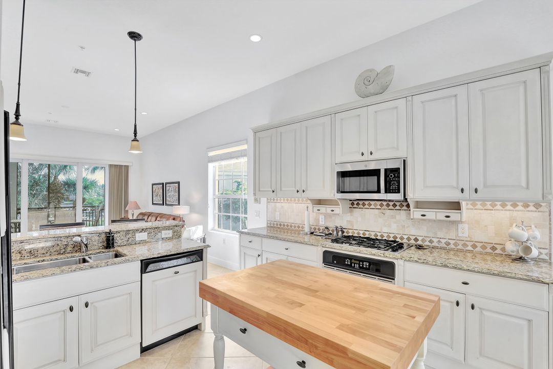 9243 Tesoro Ln #204, Naples, FL 34114