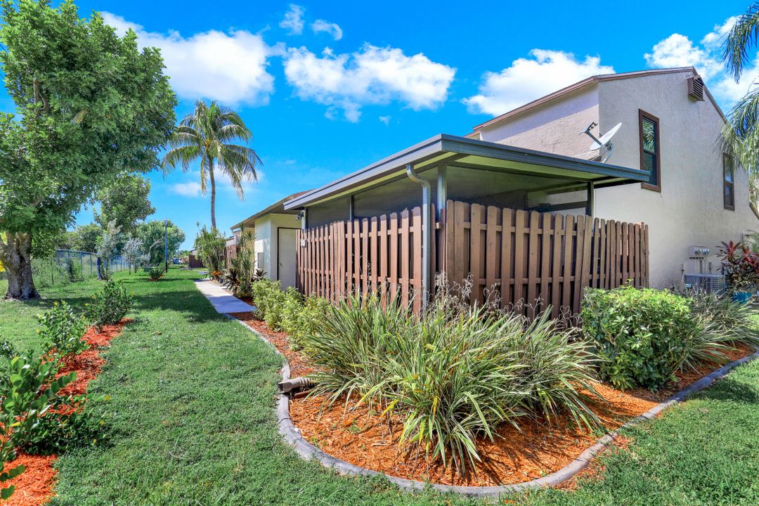 8815 Somerset Blvd, Fort Myers, FL 33919