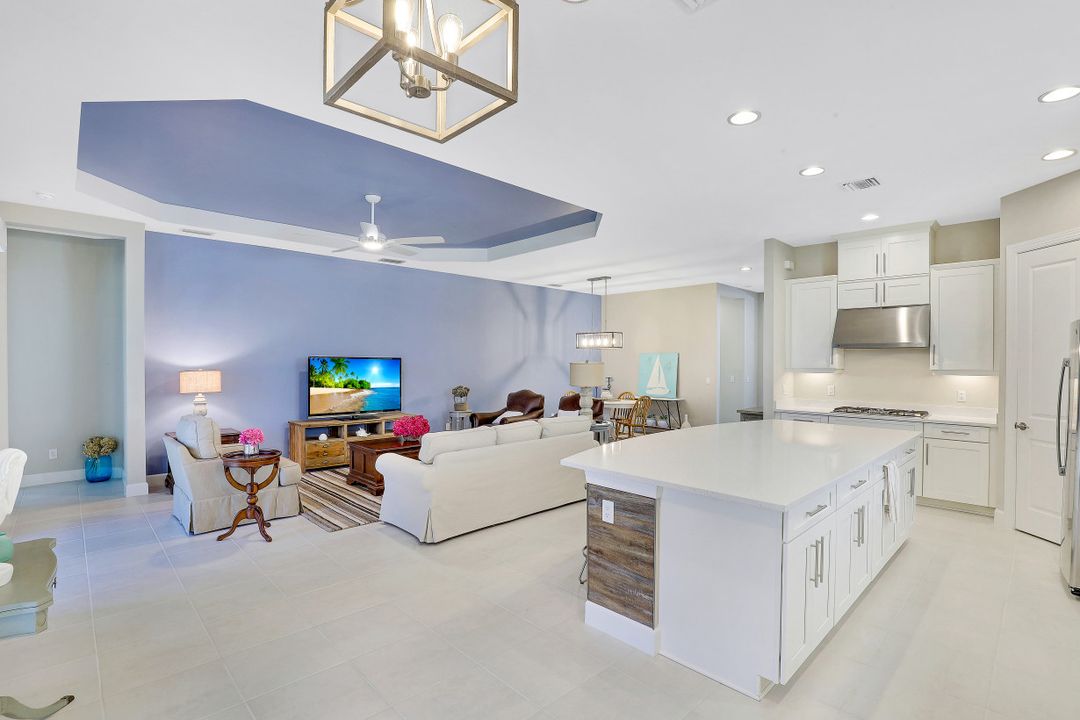 8458 Sevilla Ct, Naples, FL 34114