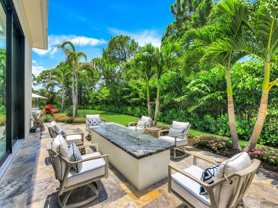 359 Warwick Way, Naples, FL 34110