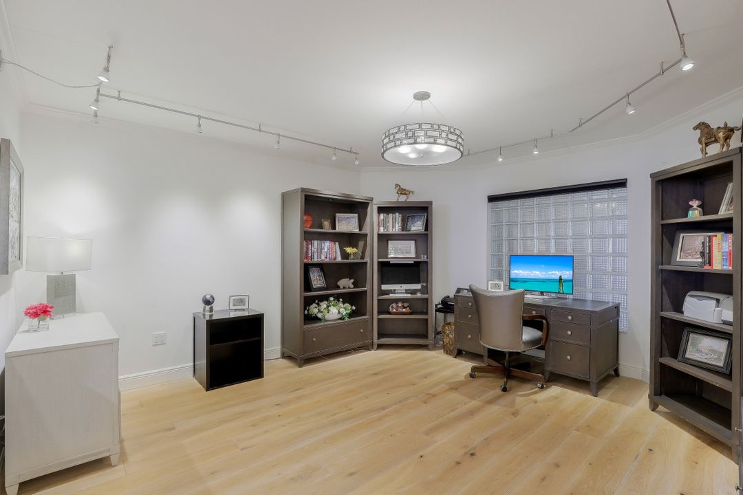 20 Seagate Dr #702, Naples, FL 34103