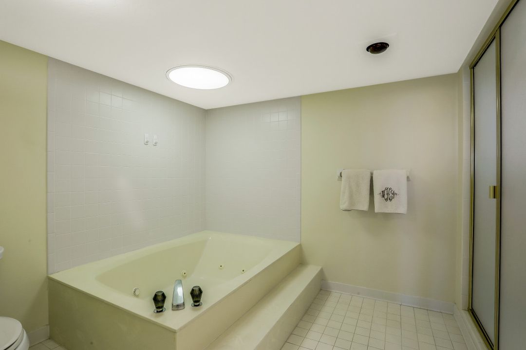 5601 Turtle Bay Dr #302, Naples, FL 34108