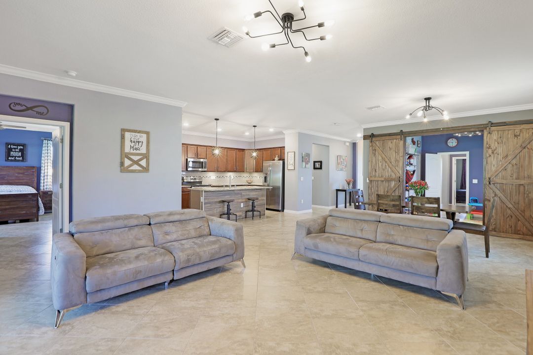 9231 Shadow Oak Ln, Naples, FL 34120