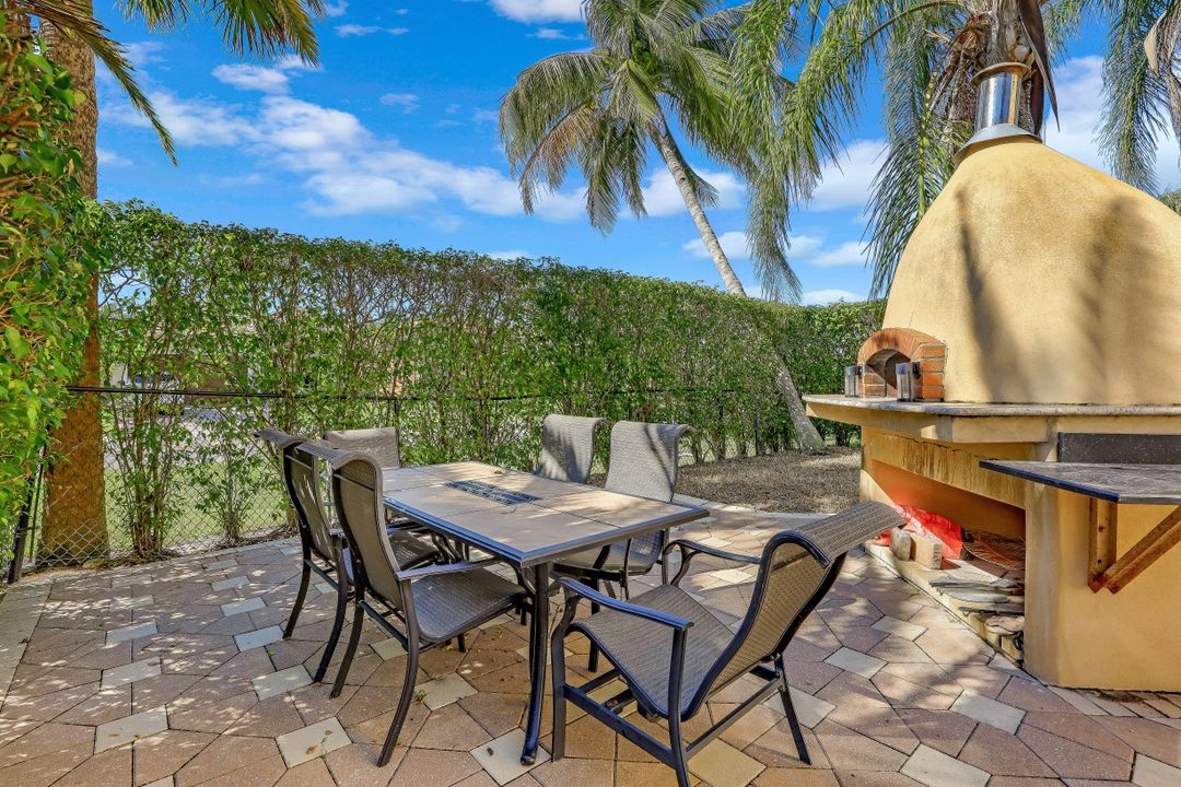 9625 6th St N, Naples, FL 34108