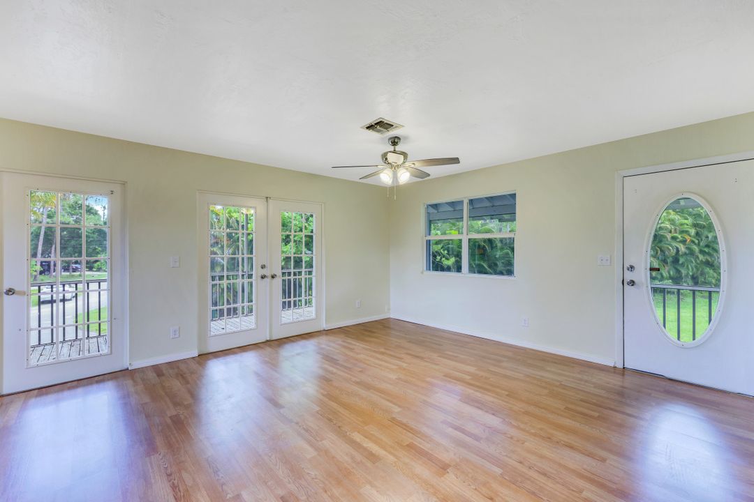 5202 Cypress Ln, Naples, FL 34113