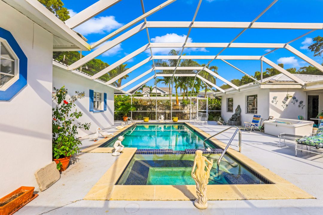 349 2nd Ave N, Naples, FL 34102