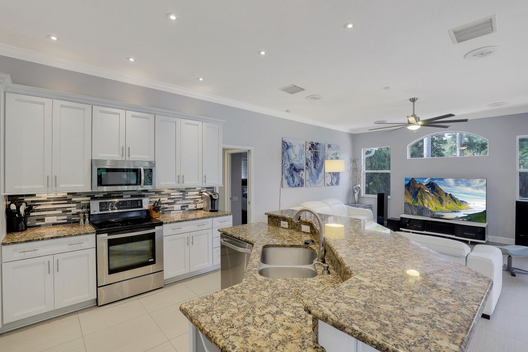 997 Aqua Ln, Fort Myers, FL 33919