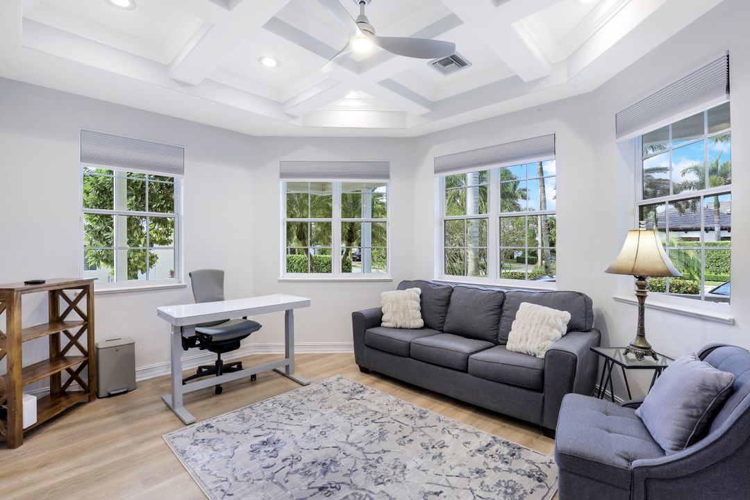 160 3rd St N, Naples, FL 34102