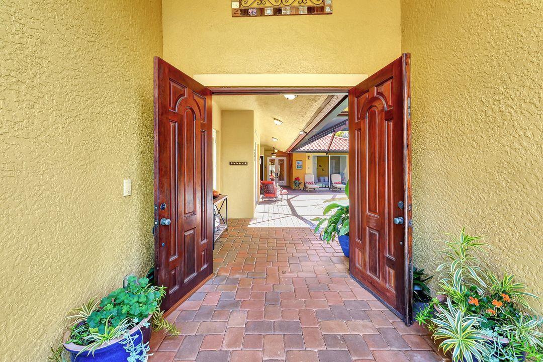 4000 Stonesthrow Ct, Naples, FL 34109