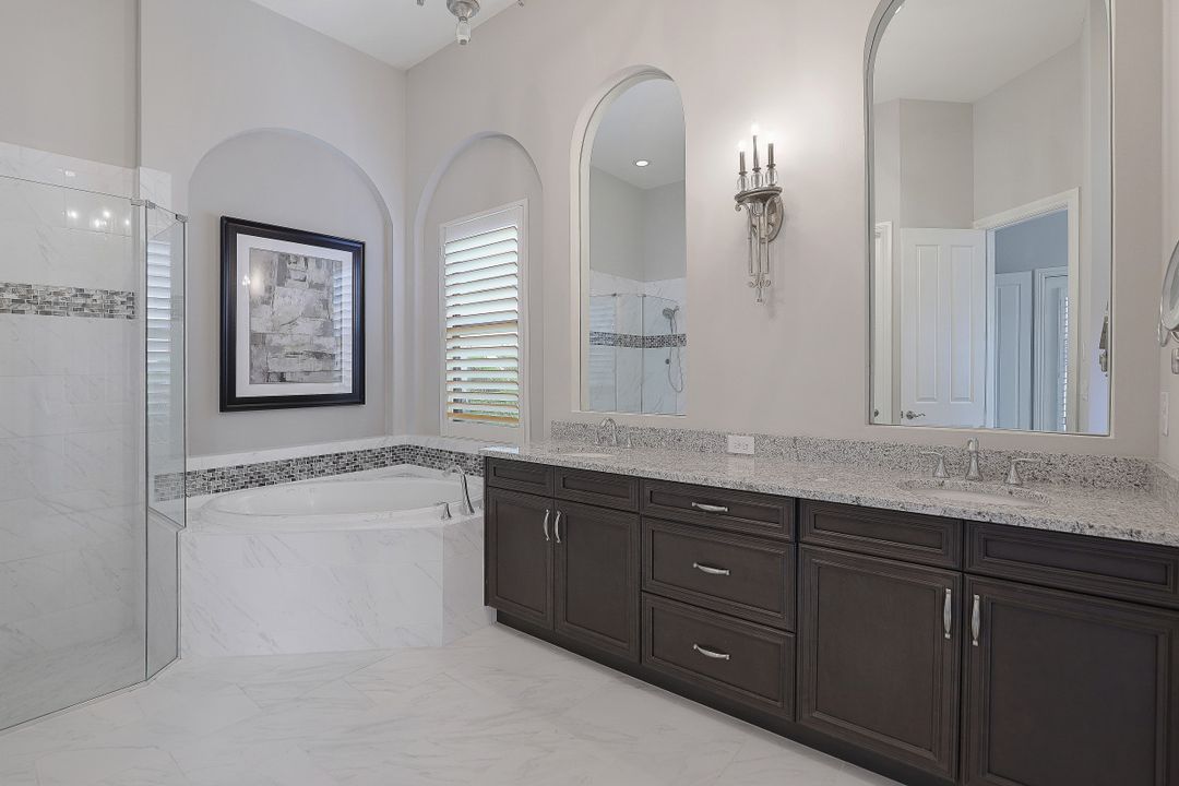 7450 Lantana Cir, Naples, FL 34119