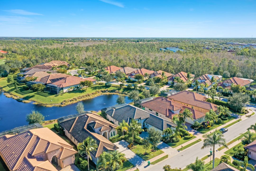 7247 Lantana Cir, Naples, FL 34119
