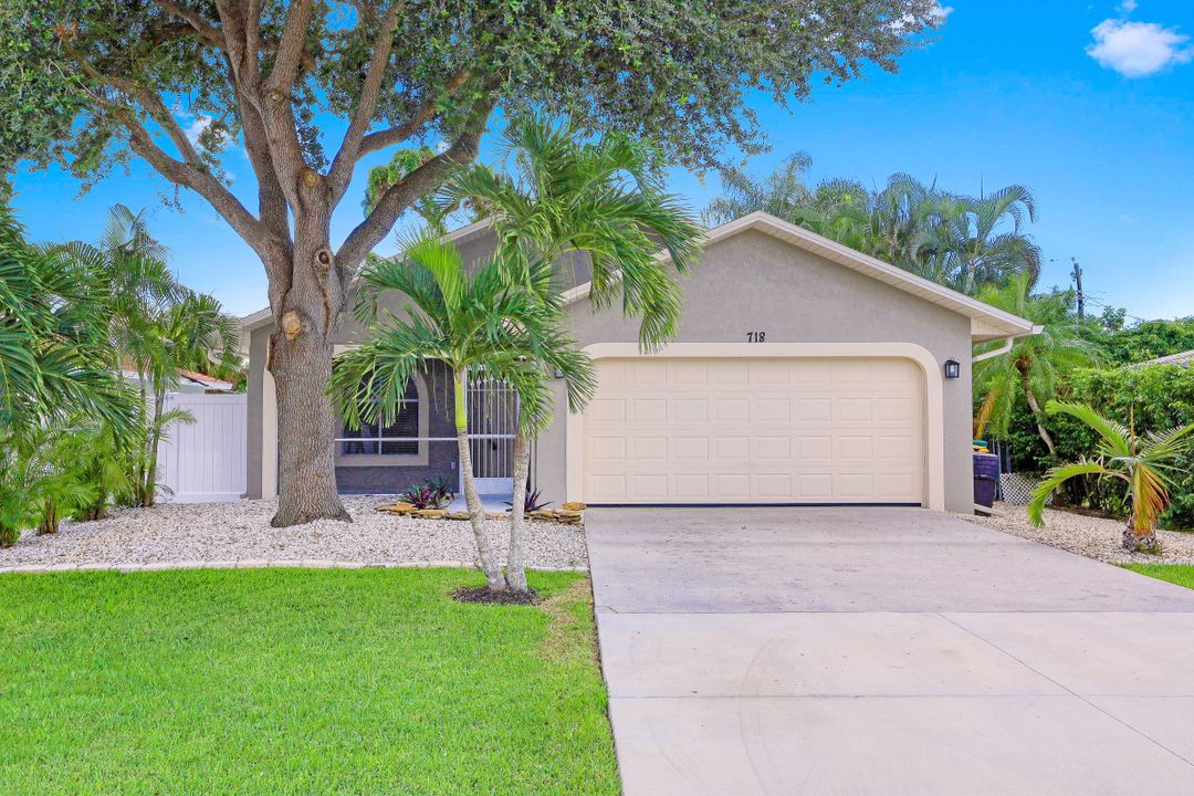 718 95th Ave N, Naples, FL 34108