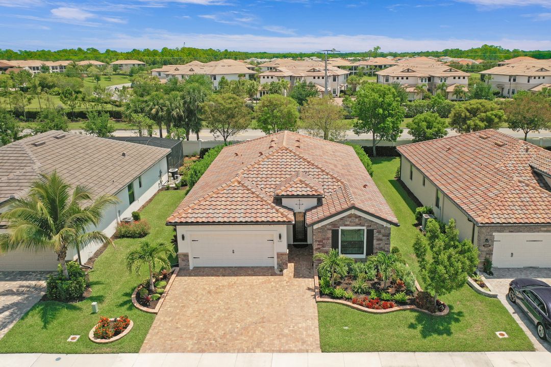 9385 Glenforest Dr, Naples, FL 34120
