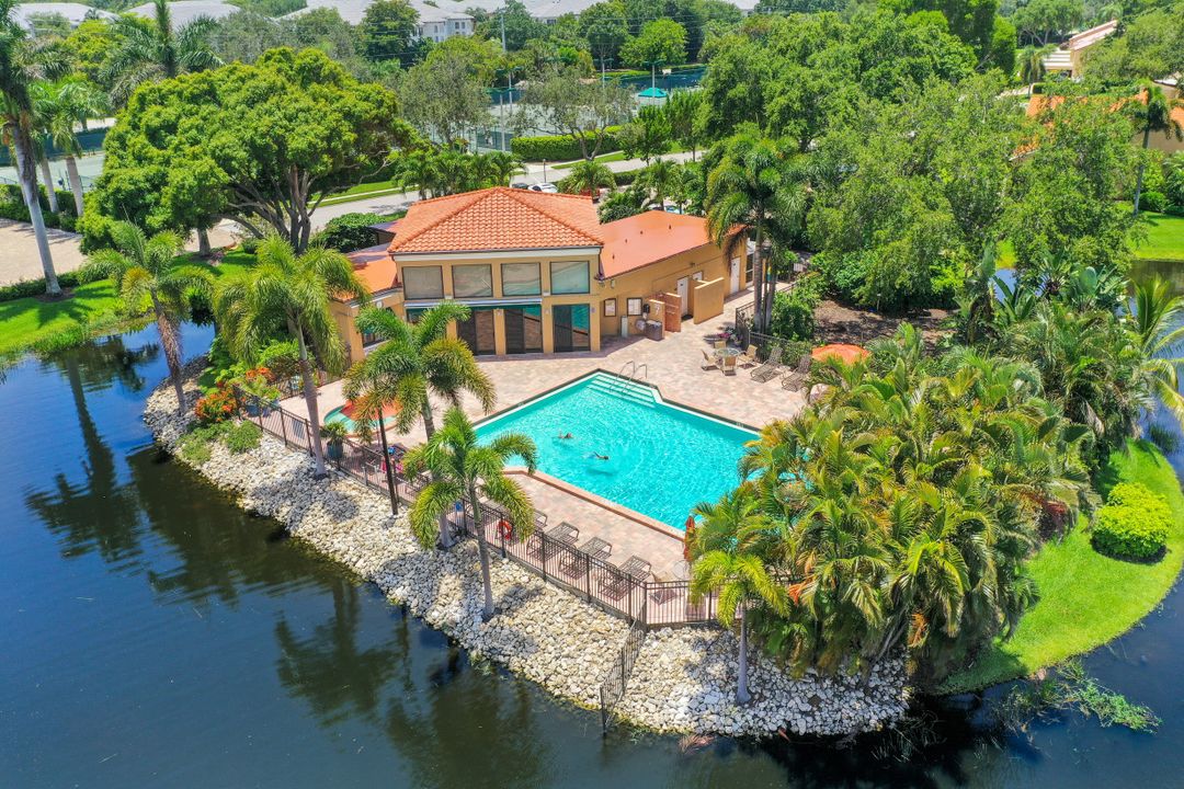 736 Reef Point Cir, Naples, FL 34108