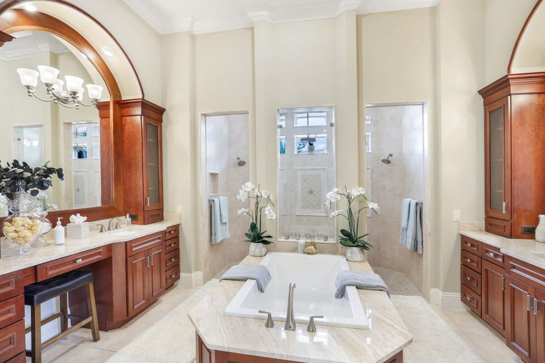 9337 Granite Ct, Naples, FL 34120