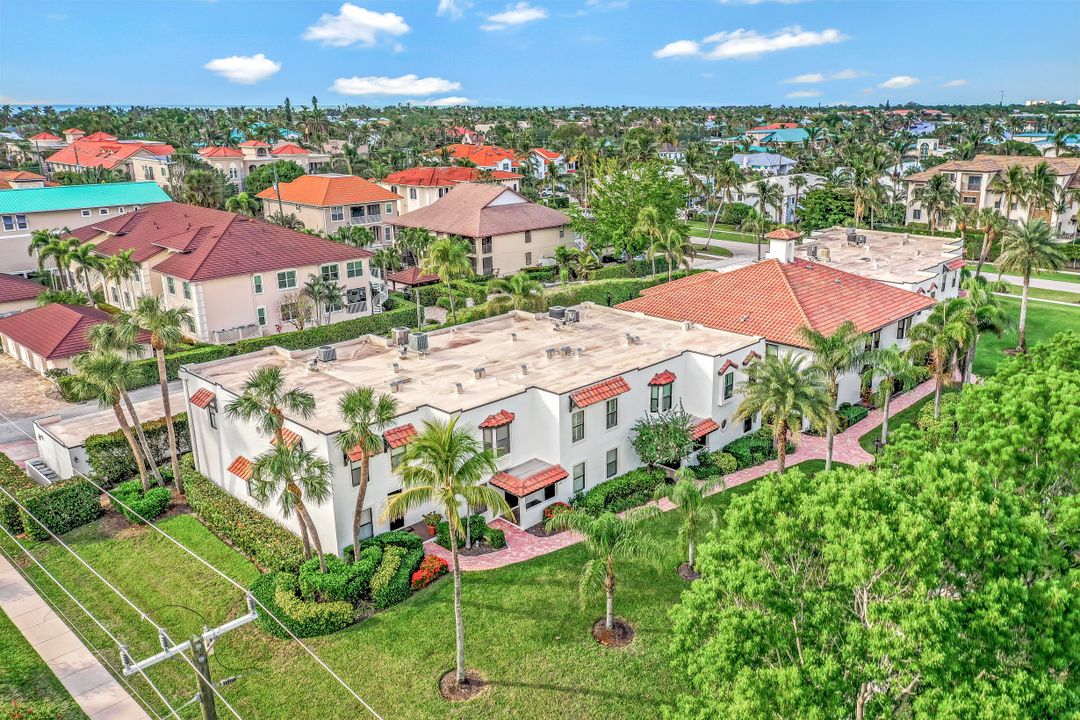 1060 6th St S #1060, Naples, FL 34102