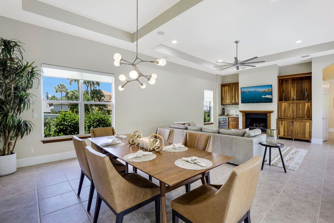 9242 Vanderbilt Dr, Naples, FL 34108