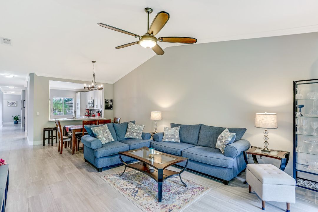 680 Luisa Ln #4, Naples, FL 34104