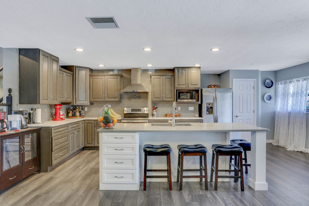 5811 SW 1st Pl, Cape Coral, FL 33914