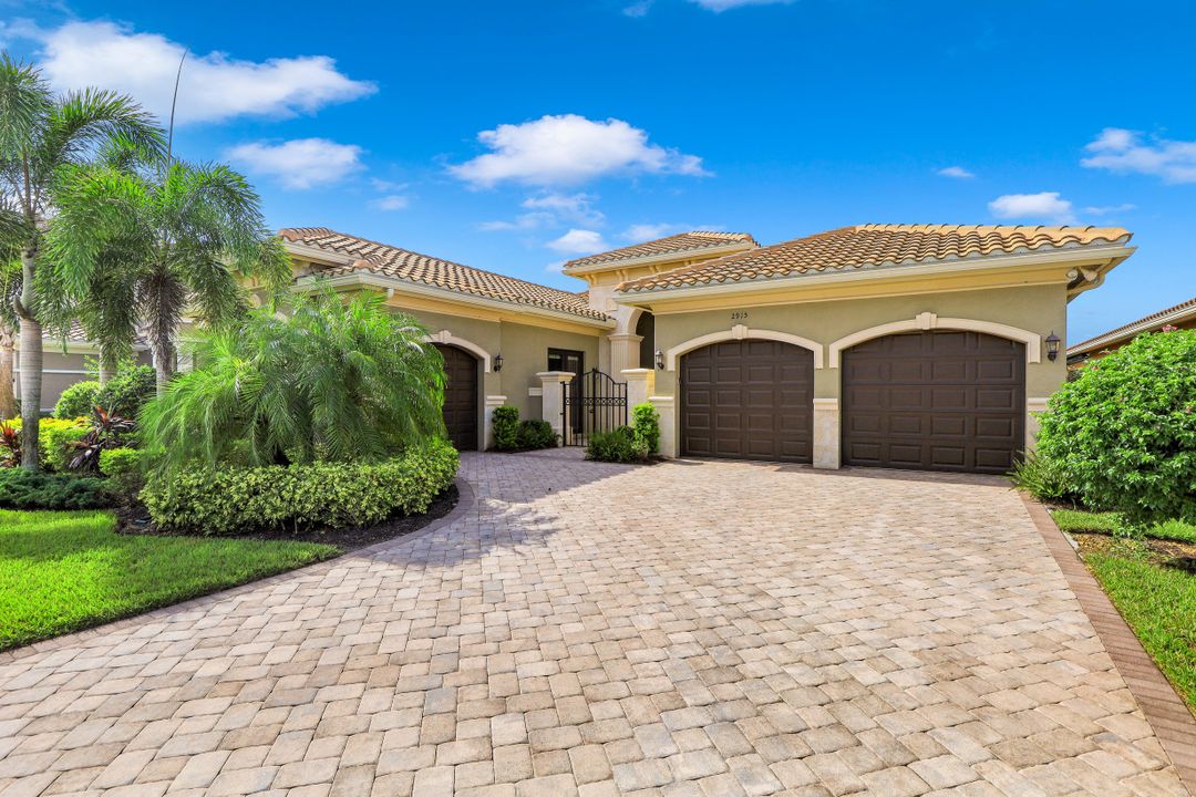 2915 Cinnamon Bay Cir, Naples, FL 34119