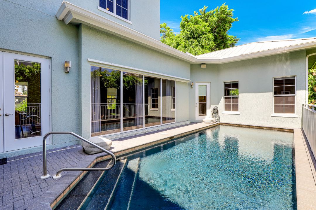 9242 Vanderbilt Dr, Naples, FL 34108