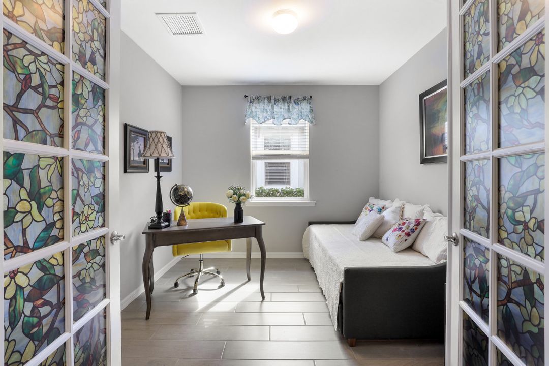 14708 Edgewater Cir, Naples, FL 34114