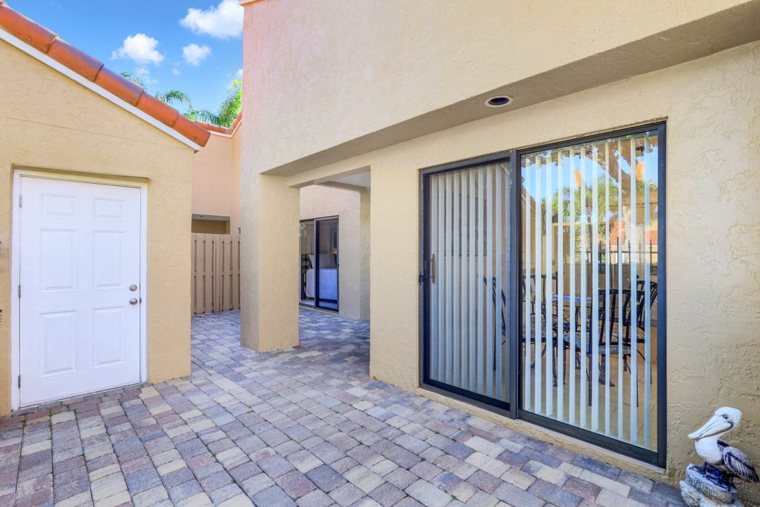 547 Beachwalk Cir, Naples, FL 34108