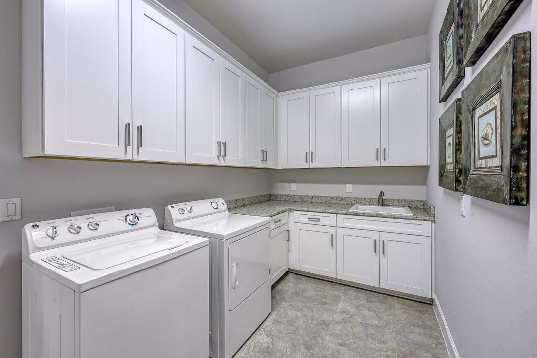 9243 Rialto Ln, Naples, FL 34119